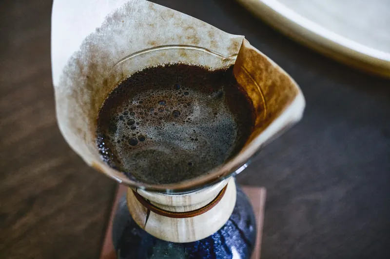 ドリッパーでコーヒーを蒸らしているところ